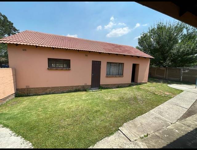 3 BEDROOM HOUSE FOR SALE IN KOSMOSPARK